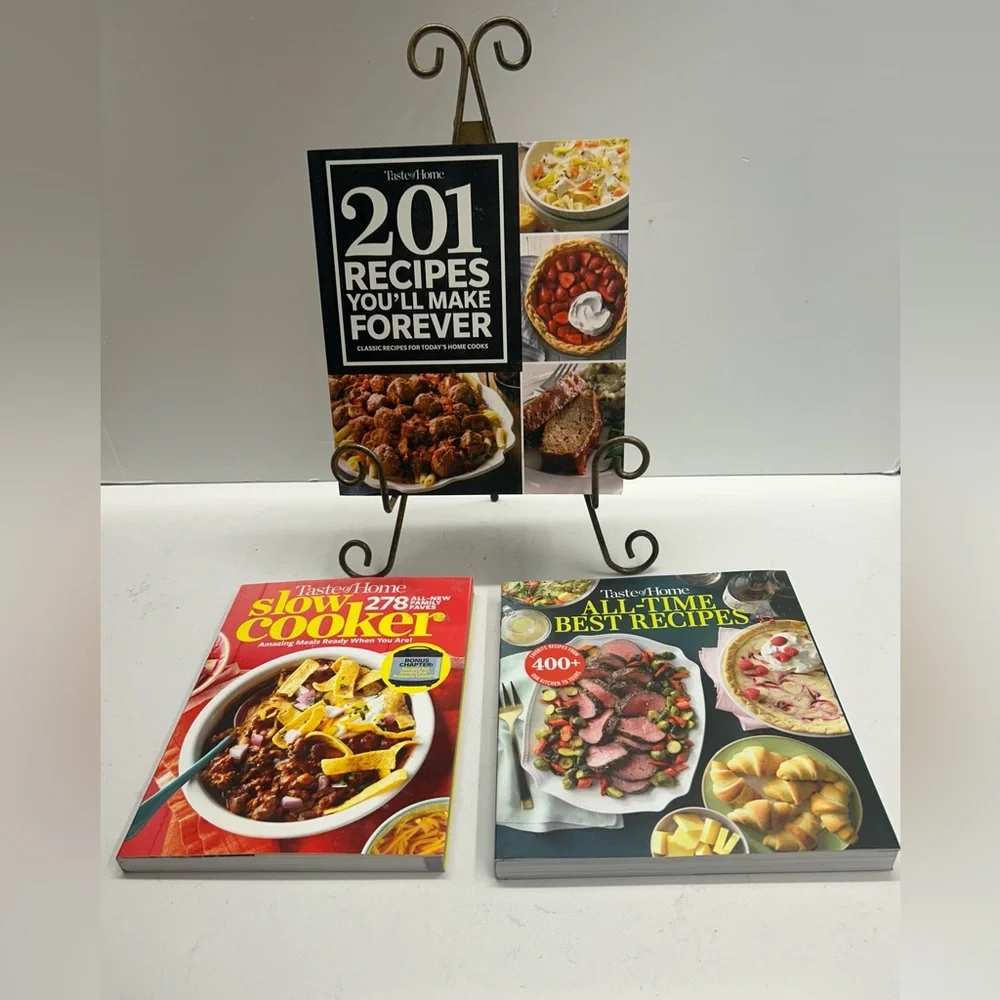 Taste of Home Cookbooks Set with‎ Red, Black and Green Covers